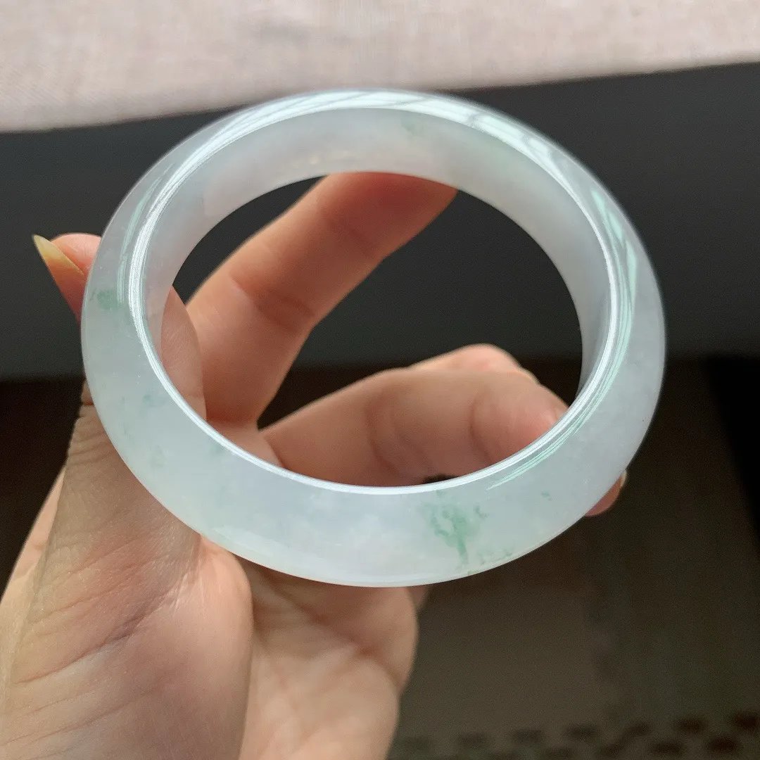 56-57圈口，自然光实拍，老坑冰飘花正圈翡翠手镯，尺寸:56.8-12-8.8mm，重量62.15g，无纹裂
