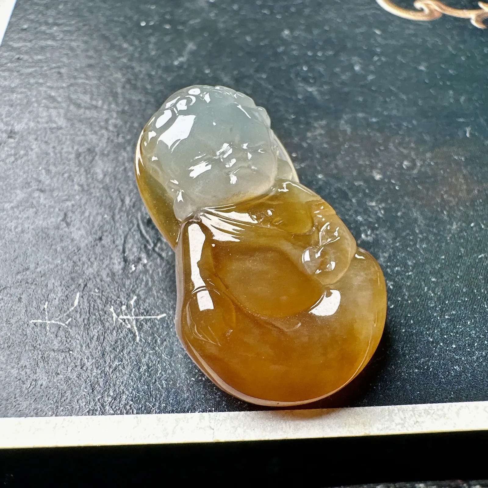 【冰种黄翡宝宝佛】可爱雕刻，质地细腻，胶感非常强烈，光感上佳，冰感明显。均匀纯净，清爽至极