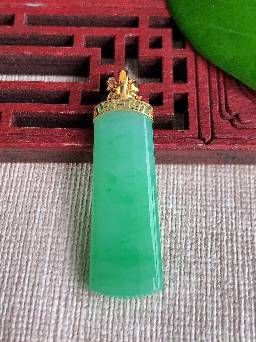 a货翡翠老坑冰种18K金镶嵌满绿无事牌吊坠 尺寸38.2×31.6×11×4.5mm 重量4.82g 0604