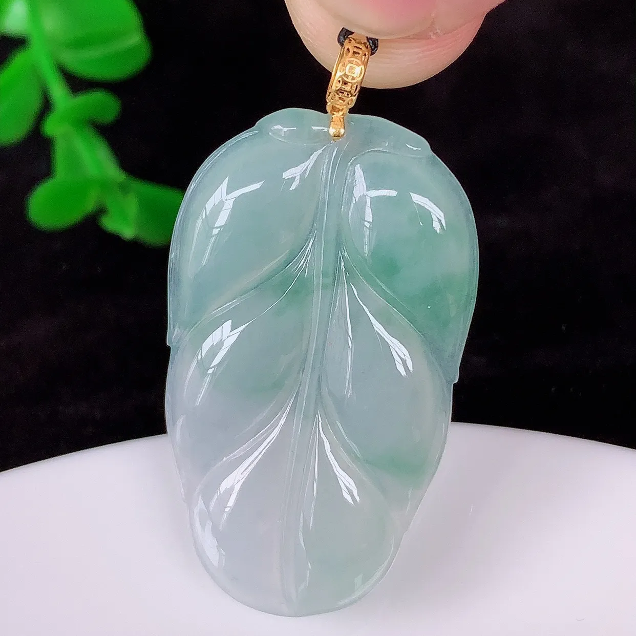 自然光实拍，18K金镶嵌冰飘花叶子翡翠吊坠，种水足，色泽清新，工艺精湛，寓意美好 金枝玉叶 事业有成。#012.2整体38.5*20*3.9mm