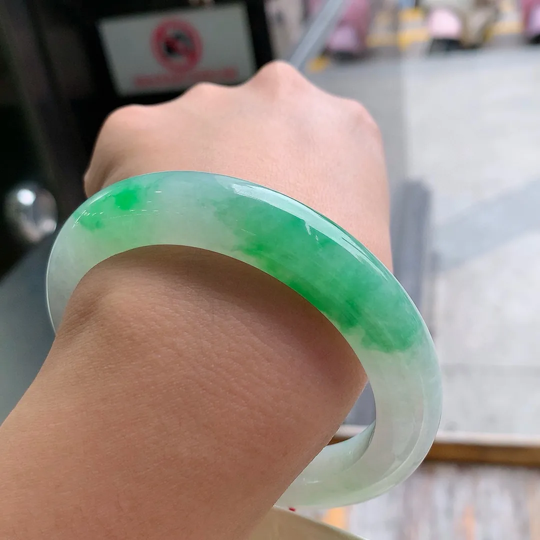 正圈冰阳绿 无瑕 尺寸:61.4/12.3/10.5 种色兼备