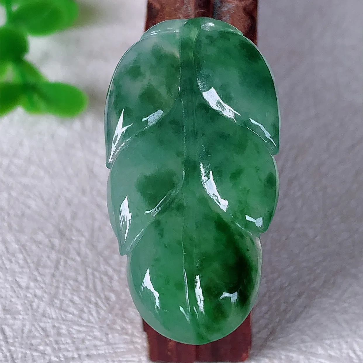 自然光实拍，冰润飘花事业有成叶子翡翠吊坠 莹润且起胶，叶子清秀优雅 佩戴大业有成！#070.2尺寸35*18*4mm