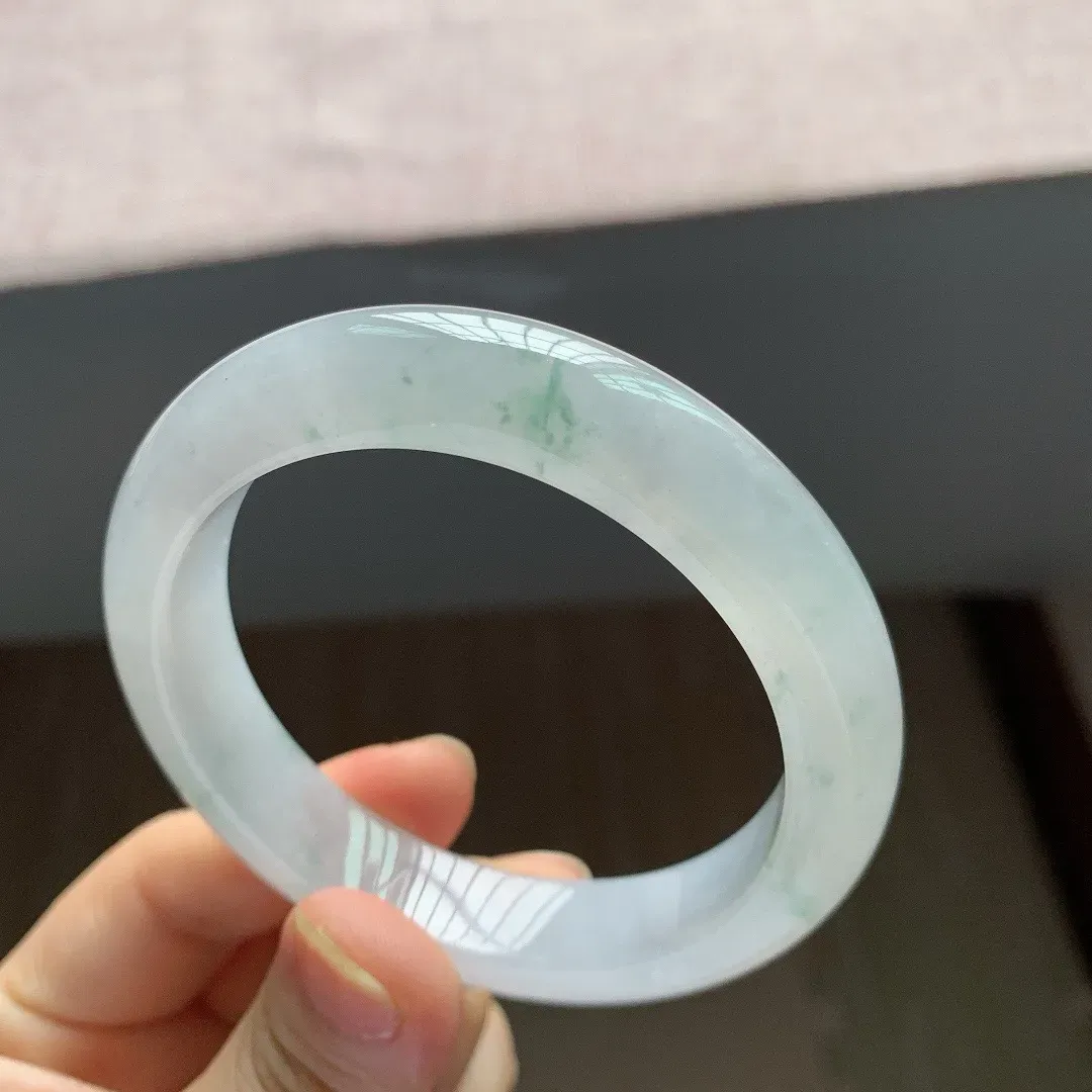 56-57圈口，自然光实拍，老坑冰飘花正圈翡翠手镯，尺寸:56.8-12-8.8mm，重量62.15g，无纹裂