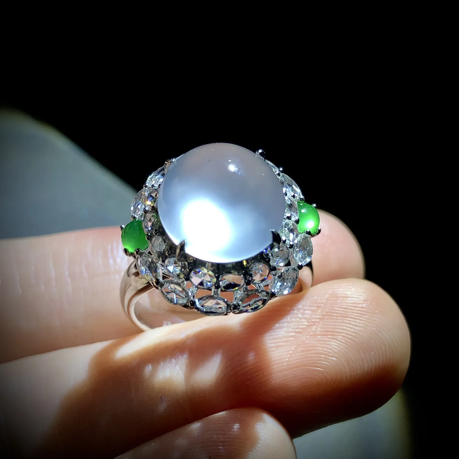 白冰戒指，裸石11.8-11.2-5.5mm，
18K金，南非钻，翡翠绿蛋面，14#，