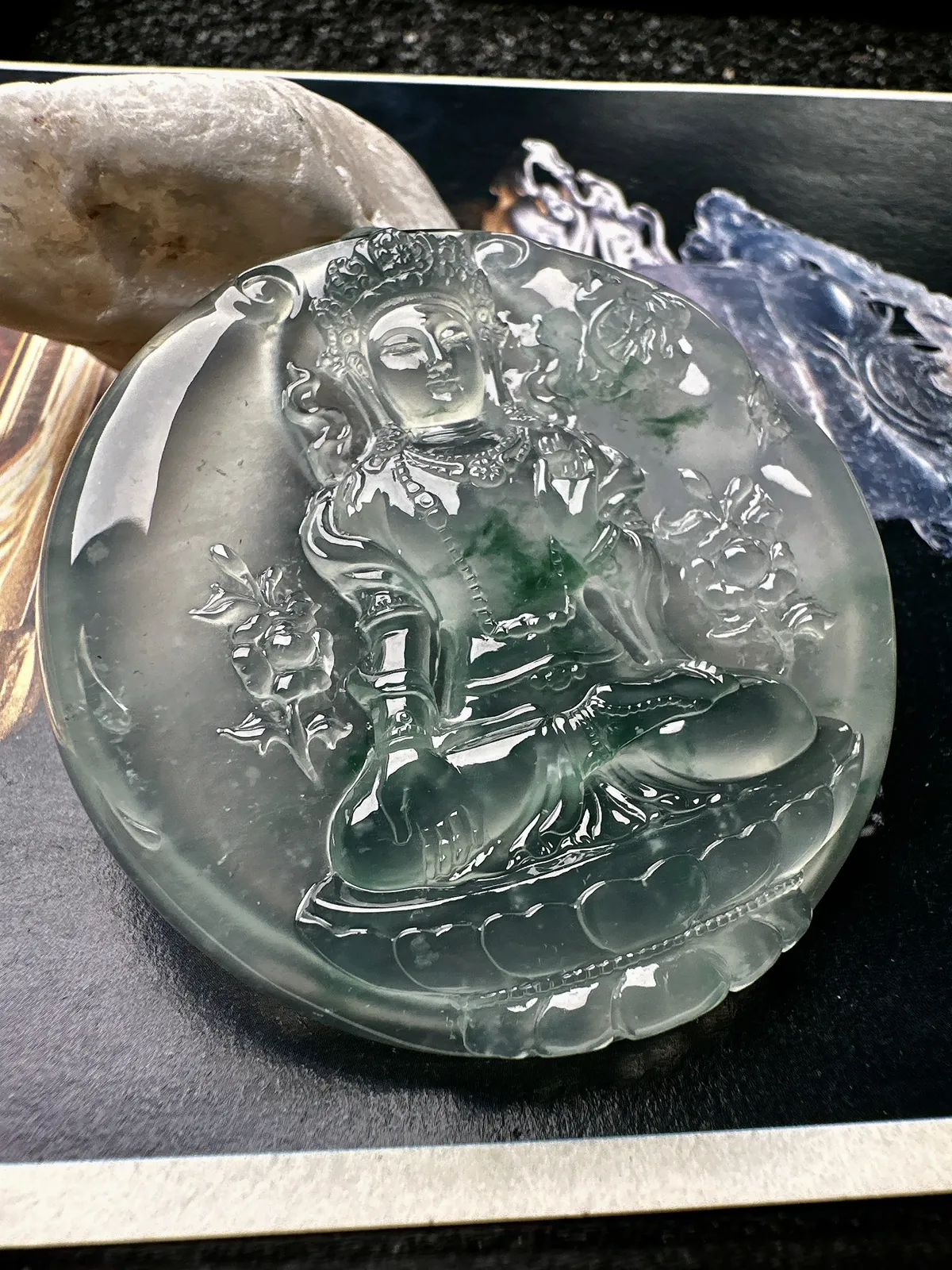 【玻璃种飘花园牌度母吊坠】质地细腻，冰度很足，饱满度很好，雕刻精细，加龙作品