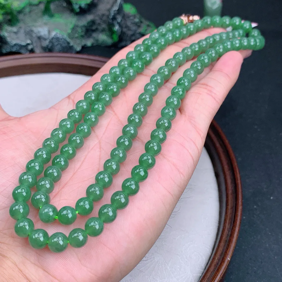 缅甸天然A货翡翠满绿圆珠项链
尺寸6.5mm  重65.00g