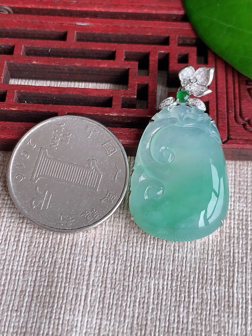 a货翡翠老坑冰种18K金伴钻镶嵌飘绿如意吊坠 尺寸39×27.2×19.8×6mm 重量6.83g 0604
