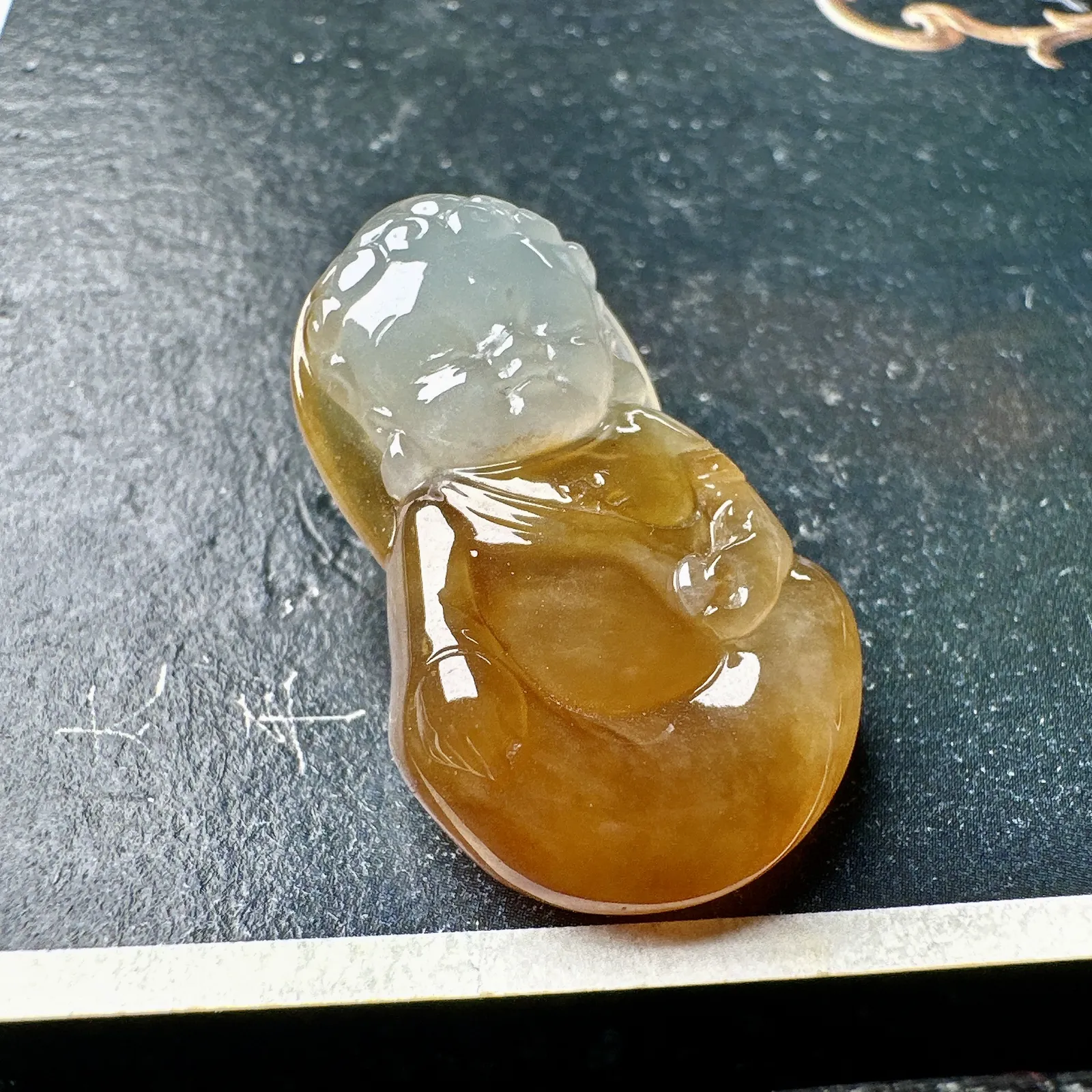 【冰种黄翡宝宝佛】可爱雕刻，质地细腻，胶感非常强烈，光感上佳，冰感明显。均匀纯净，清爽至极