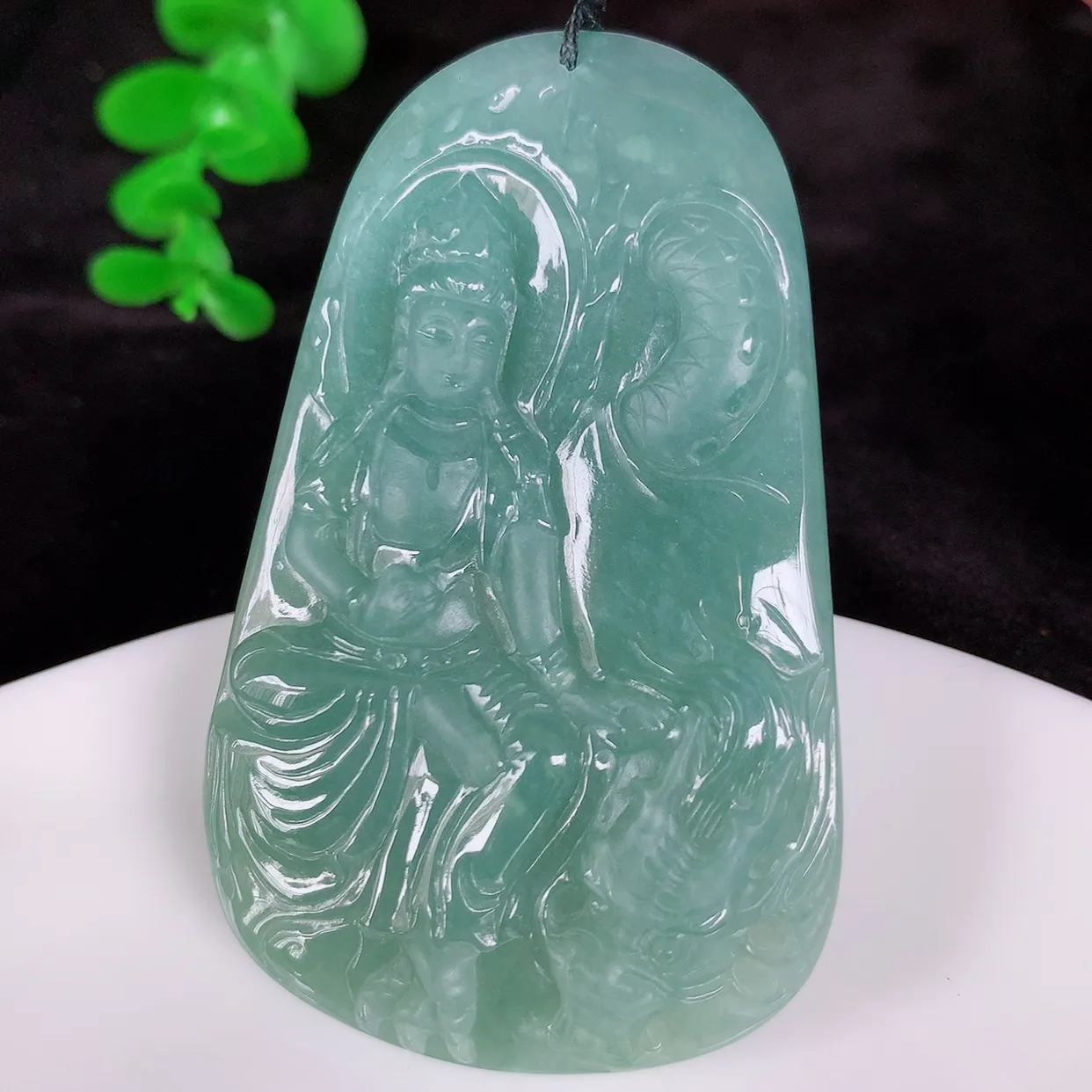 自然光实拍 冰糯种御龙观音吊坠，赐福翡翠观音，冰透，观音面相慈祥 雕琢细致 佩戴气质！#538.2尺寸61-39-6.5mm
