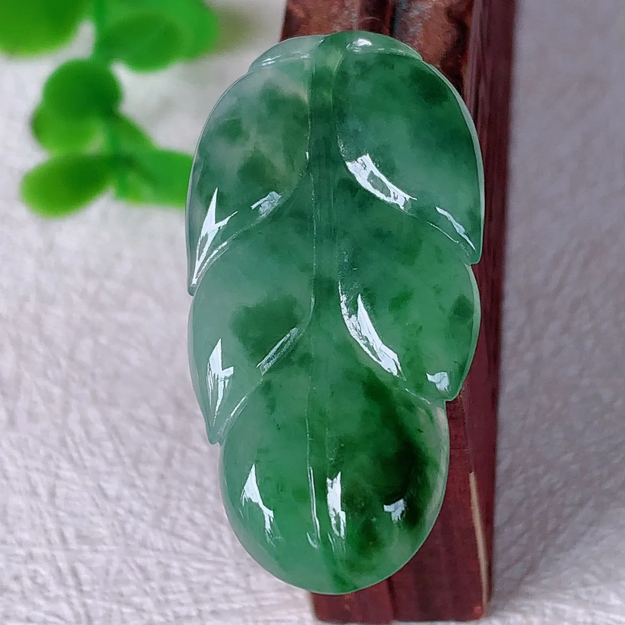 自然光实拍，冰润飘花事业有成叶子翡翠吊坠 莹润且起胶，叶子清秀优雅 佩戴大业有成！#070.2尺寸3