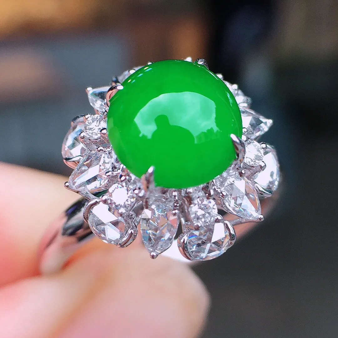 阳绿蛋面戒指，色泽均匀艳丽，玉质细腻，荧光感超
强，饱满水润，气质满满。18k
金豪华镶嵌