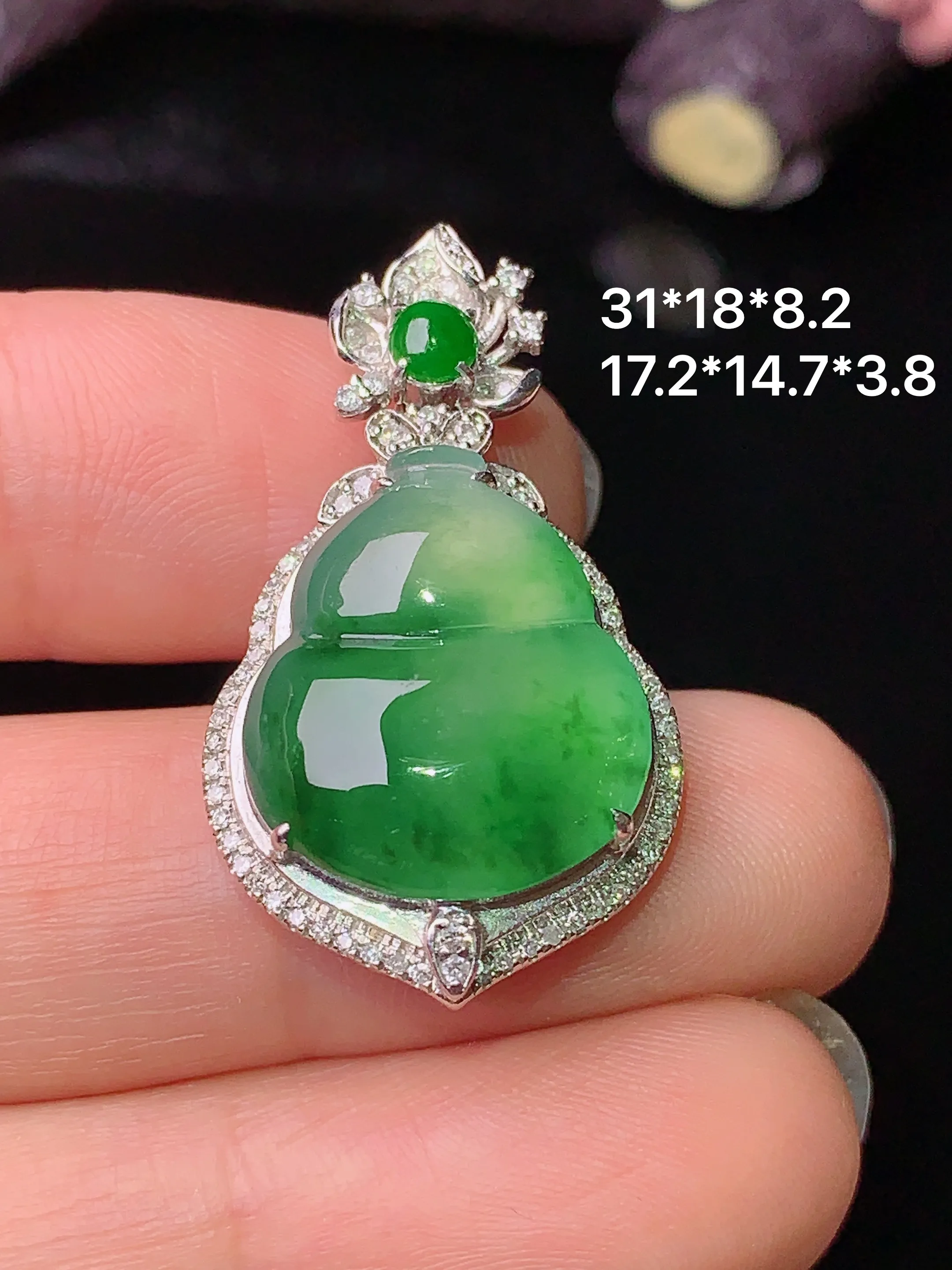18k金钻镶嵌飘绿葫芦吊坠 玉质细腻 色泽艳丽 整体尺寸31*18*8.2