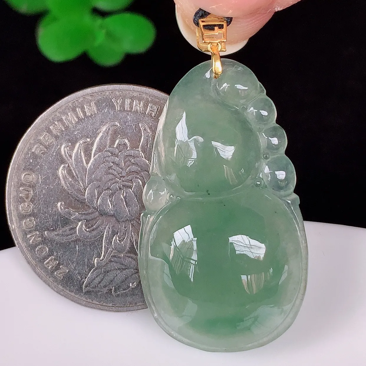 自然光实拍，18K金镶嵌冰种飘花葫芦吊坠 翡翠葫芦寓意福禄双全 财源滚滚，佩戴效果优雅迷人！#241.3整体37*18*5.5mm