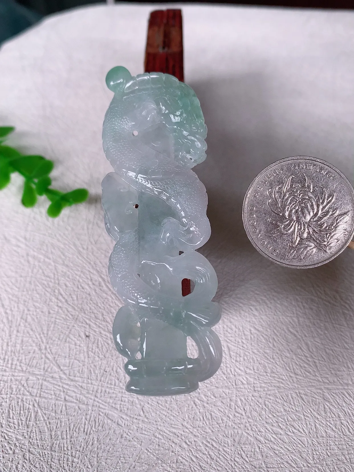 自然光实拍 精雕镂空冰飘花龙翡翠吊坠， 龙行天下，雕工立体精湛 翡翠龙牌 种老水足， 配戴霸气时尚，值得收藏!#261.2尺寸82.8*26*9.5