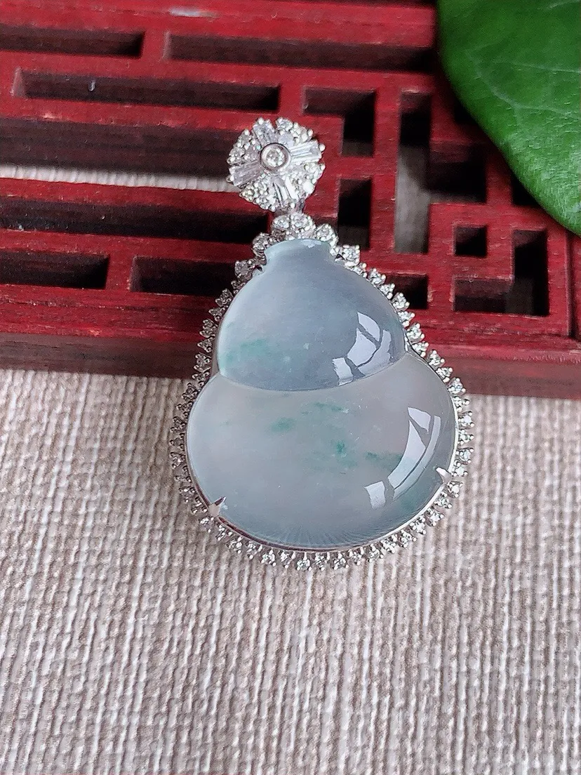 a货翡翠老坑冰种18K金伴钻镶嵌飘花葫芦吊坠 尺寸31.5×20.4×9.8裸石20.3×17.4mm 重量4.68g 0604