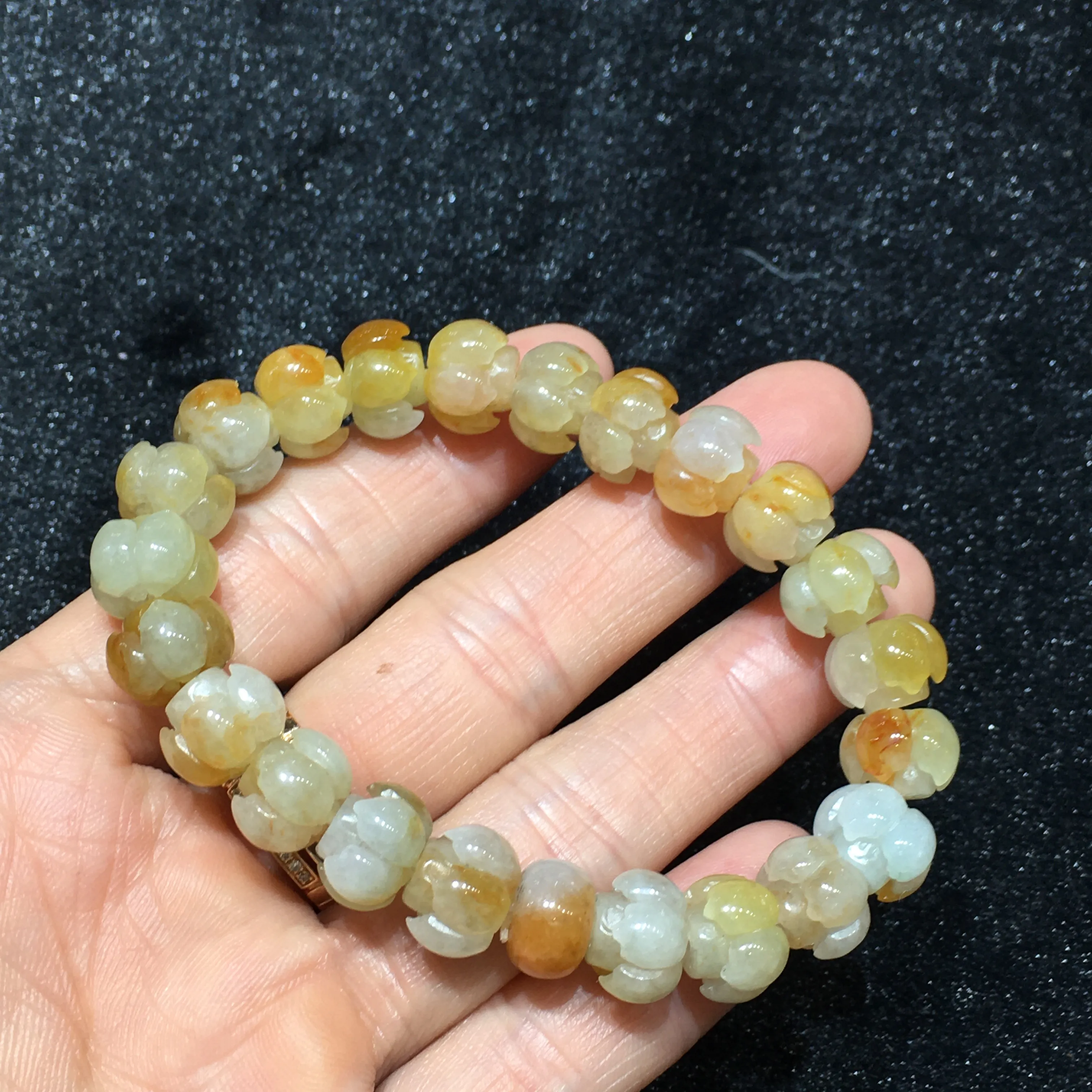 冰糯种黄翡莲花手串 裸石尺寸10-6毫米 玉质细腻 款式精美