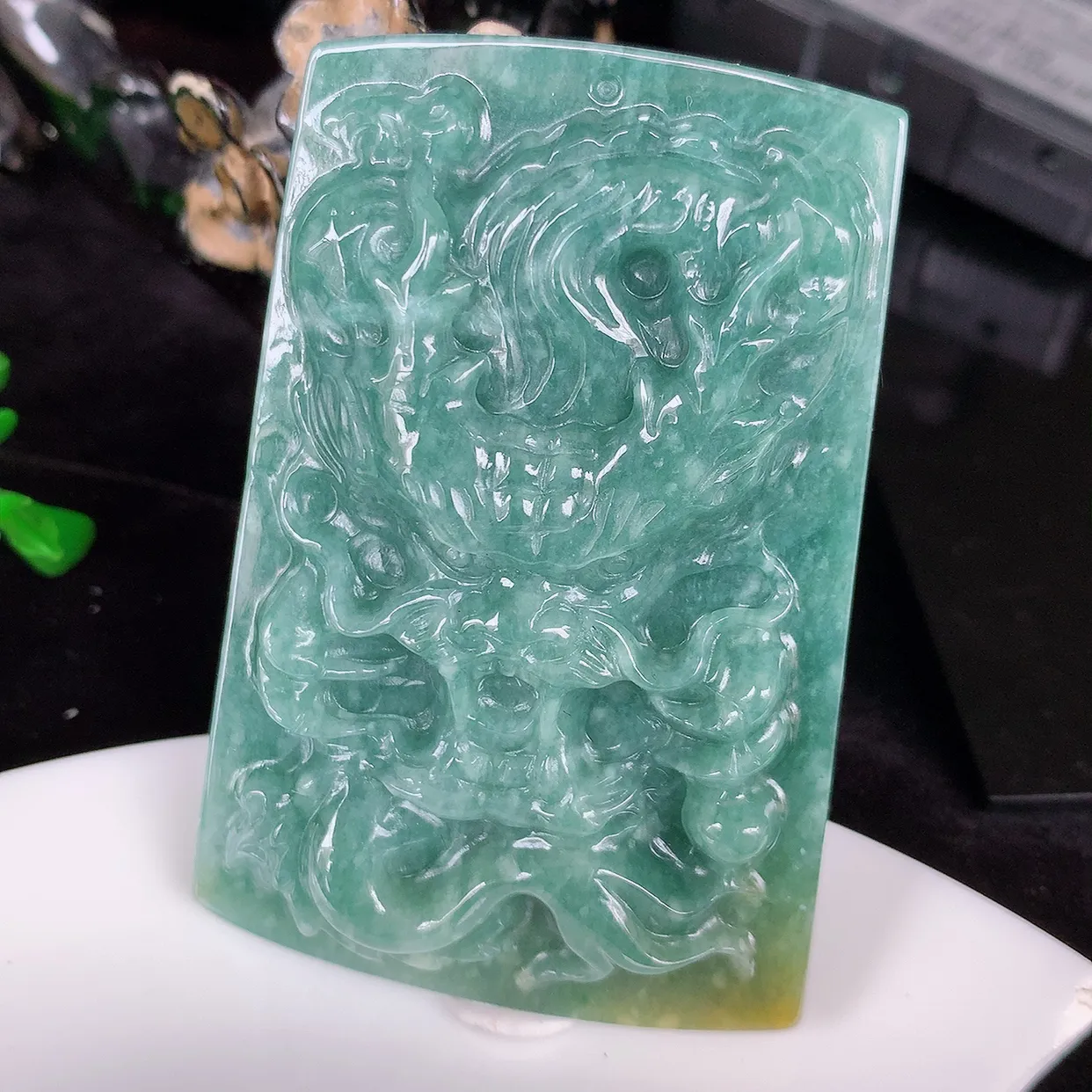 自然光实拍 满色精雕龙牌吊坠，龙行天下，雕工立体精湛 翡翠龙牌 种老水足 配戴霸气时尚，值得收藏!#045.3尺寸66*43.5*9.5mm