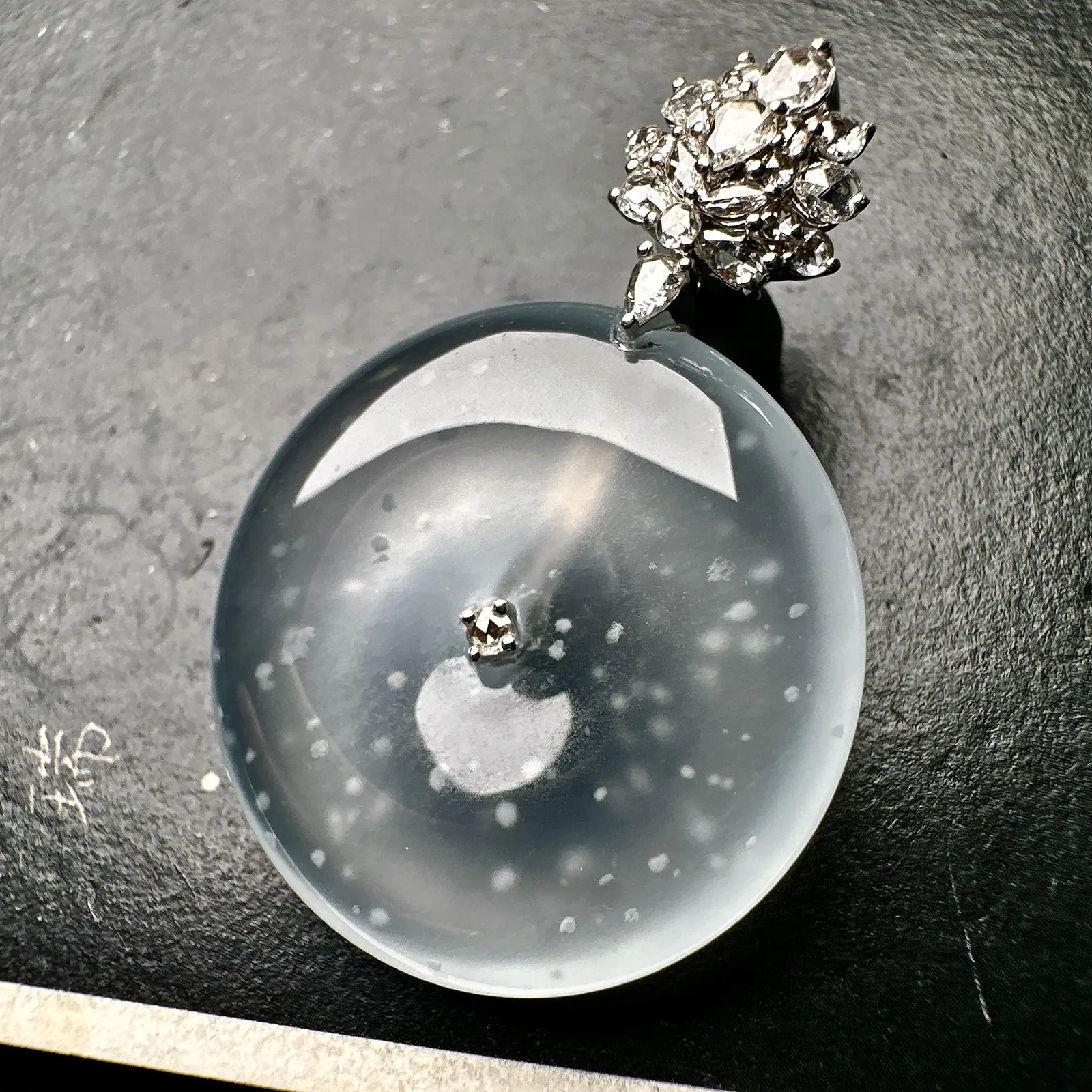 【玻璃种雪花棉平安扣】木那老坑料，质地细腻，冰润十足，种老冰透，荧光闪耀，18k金钻镶嵌，裸石尺寸25*4.8毫米