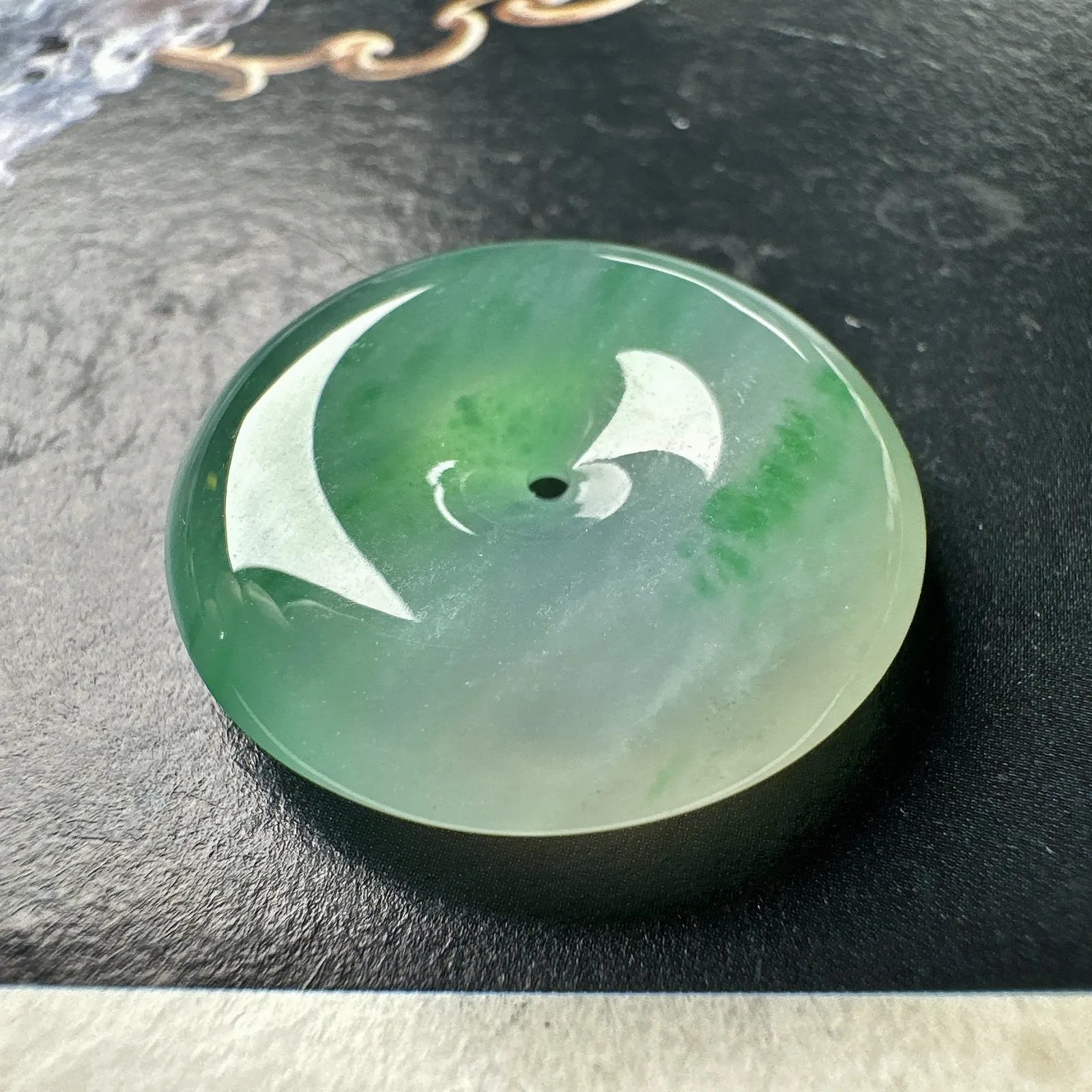 【冰种飘绿平安扣】质地非常细腻，冰润十足，种老冰透，荧光闪耀