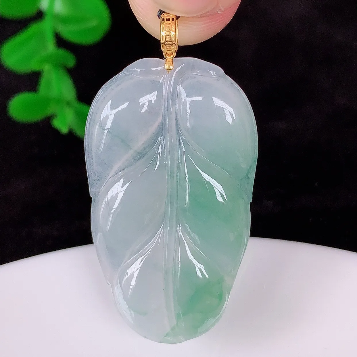 自然光实拍，18K金镶嵌冰飘花叶子翡翠吊坠 种水足，色泽清新，工艺精湛，寓意美好 金枝玉叶 事业有成