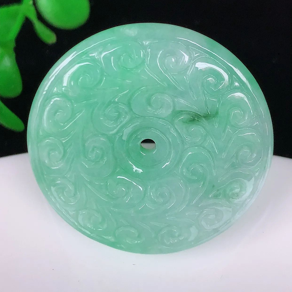自然光实拍，水润飘绿花开富贵平安扣吊坠， 翡翠平安扣，品相佳，美感十足 寓意平平安安 平安扣佩戴精美时尚！#063.3尺寸31*5.5mm