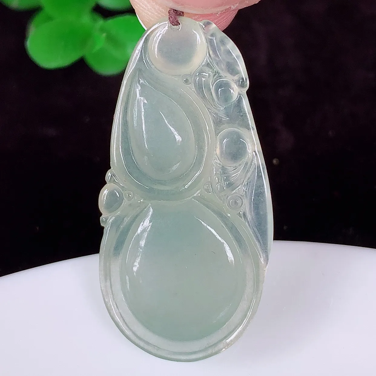 自然光实拍 冰种翡翠葫芦吊坠，葫芦寓意福禄双全，财源滚滚 饱满 清新脱俗， 佩戴效果优雅迷人！#092.2尺寸33*16.5*5.2