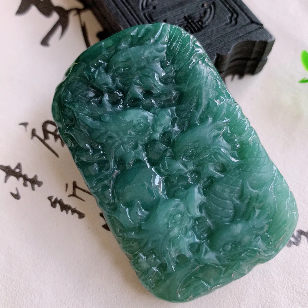 自然光实拍 精雕满色翡翠龙牌吊坠，龙行天下，雕工立体精湛 种老水足 配戴霸气时尚， 值得收藏!#179.3尺寸62-39*12.mm