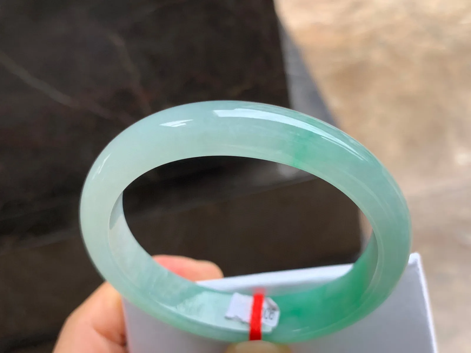 55.5-12.5-7.5mm
带色贵妃手镯 种好细腻 颜色清新 正圈53