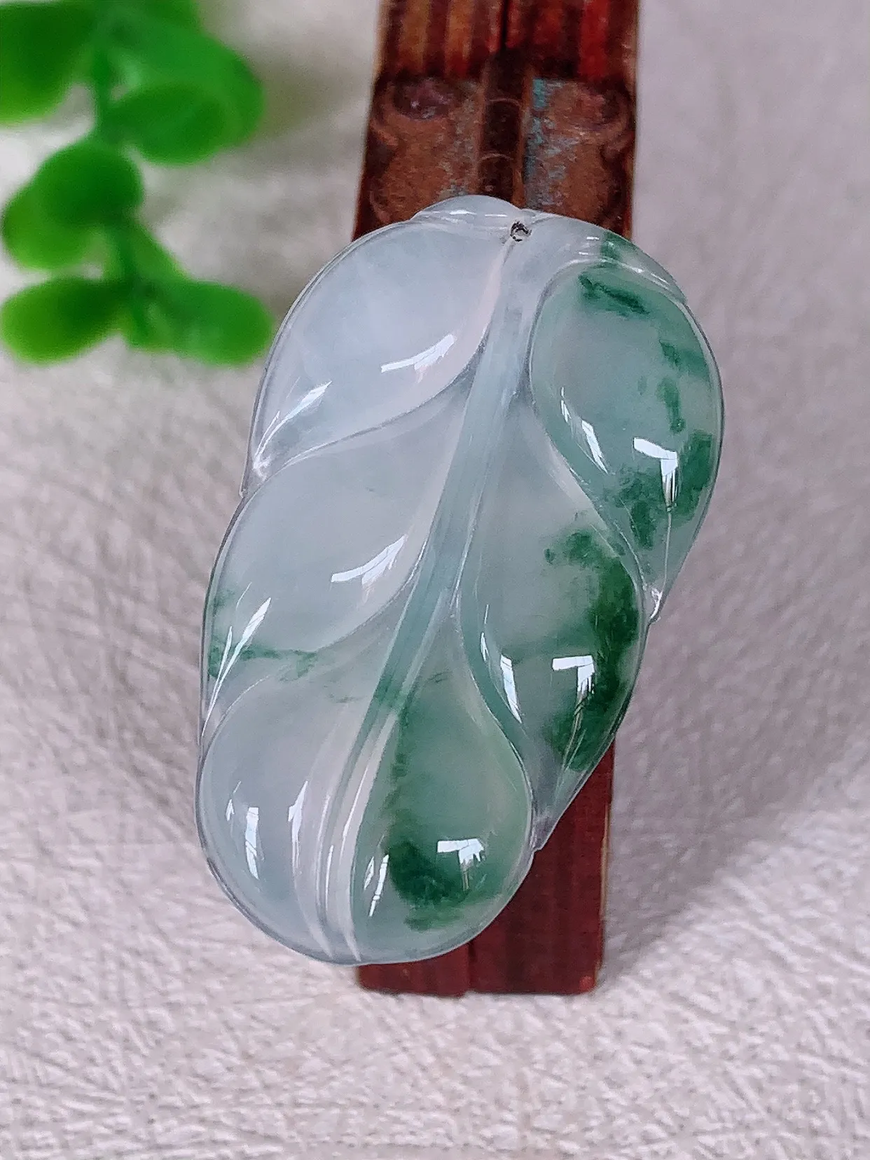 自然光实拍 冰种飘花叶子翡翠吊坠 ，种水足，色泽清新，工艺精湛 叶子寓意美好；金枝玉叶， 事业有成。#010.3尺寸33.5*20*4.3mm