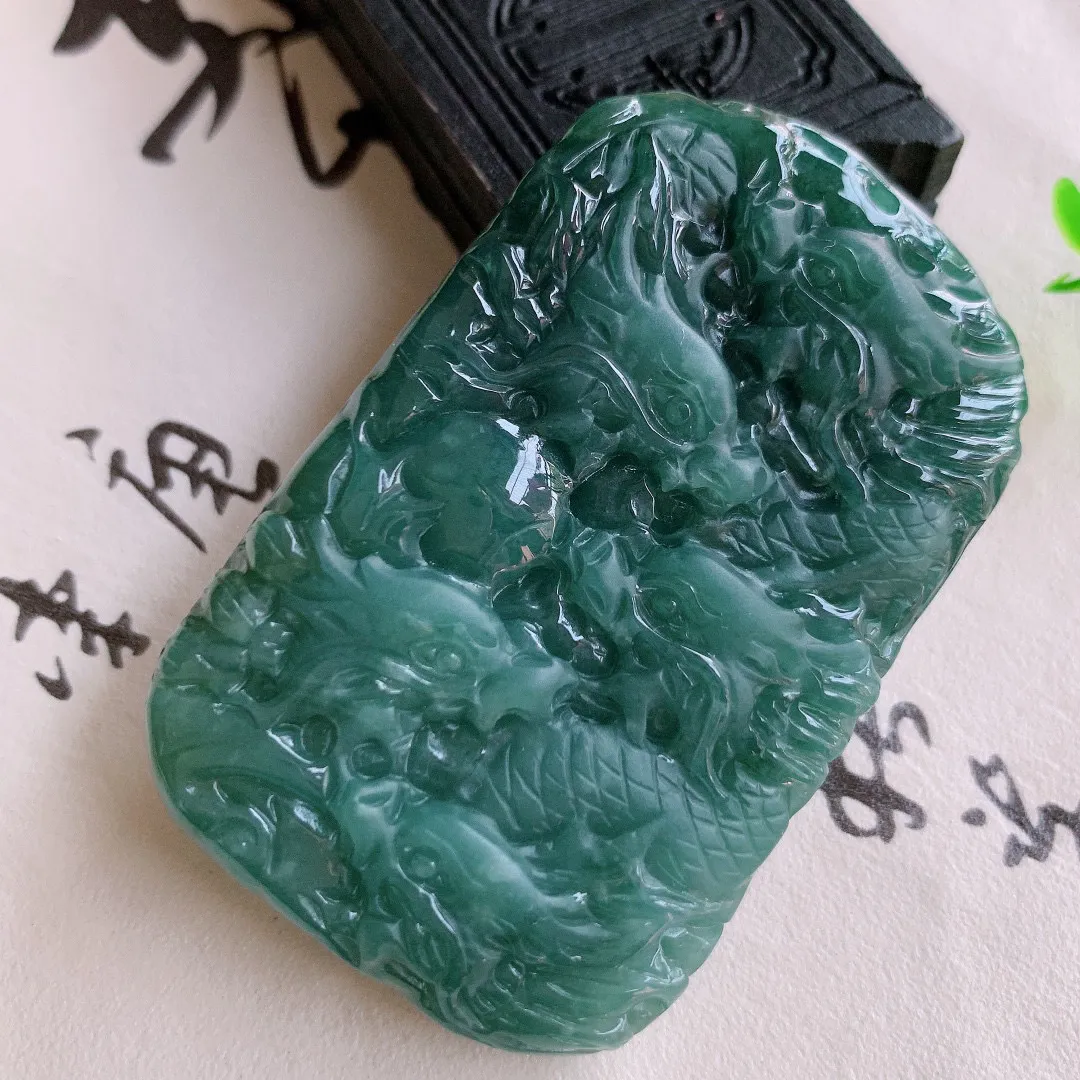 自然光实拍 精雕满色翡翠龙牌吊坠，龙行天下，雕工立体精湛 种老水足 配戴霸气时尚， 值得收藏!#179.3尺寸62-39*12.mm