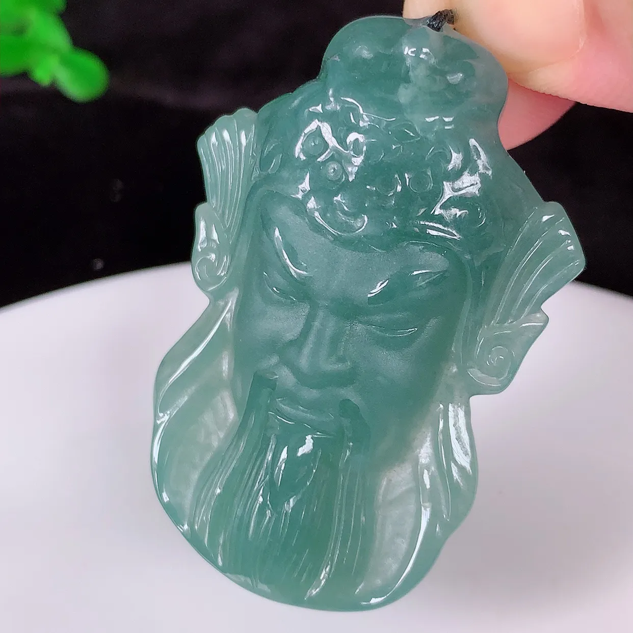 自然光实拍，冰透满色关公吊坠 翡翠关公是生意人喜爱的财神爷，助您财运亨通 步步高升 关公威风凛凛中蕴含宽厚仁慈，质地细腻  佩戴上身非常大气！#380.3尺寸46-31-10mm