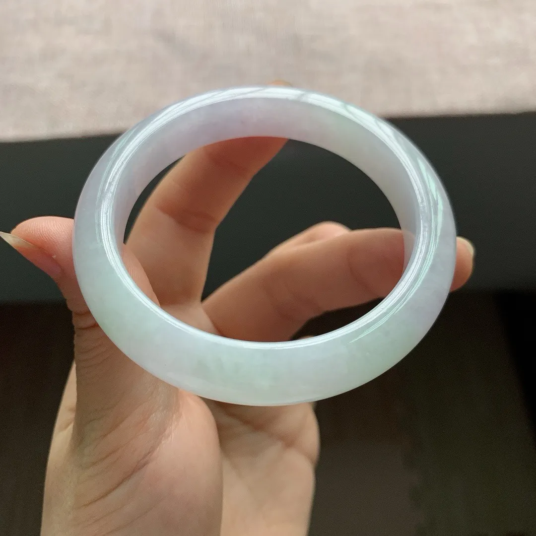 57-56圈口。自然光实拍，老坑冰糯春彩正圈翡翠手镯，尺寸:56.4-10-8mm，无纹裂，重量52.42g