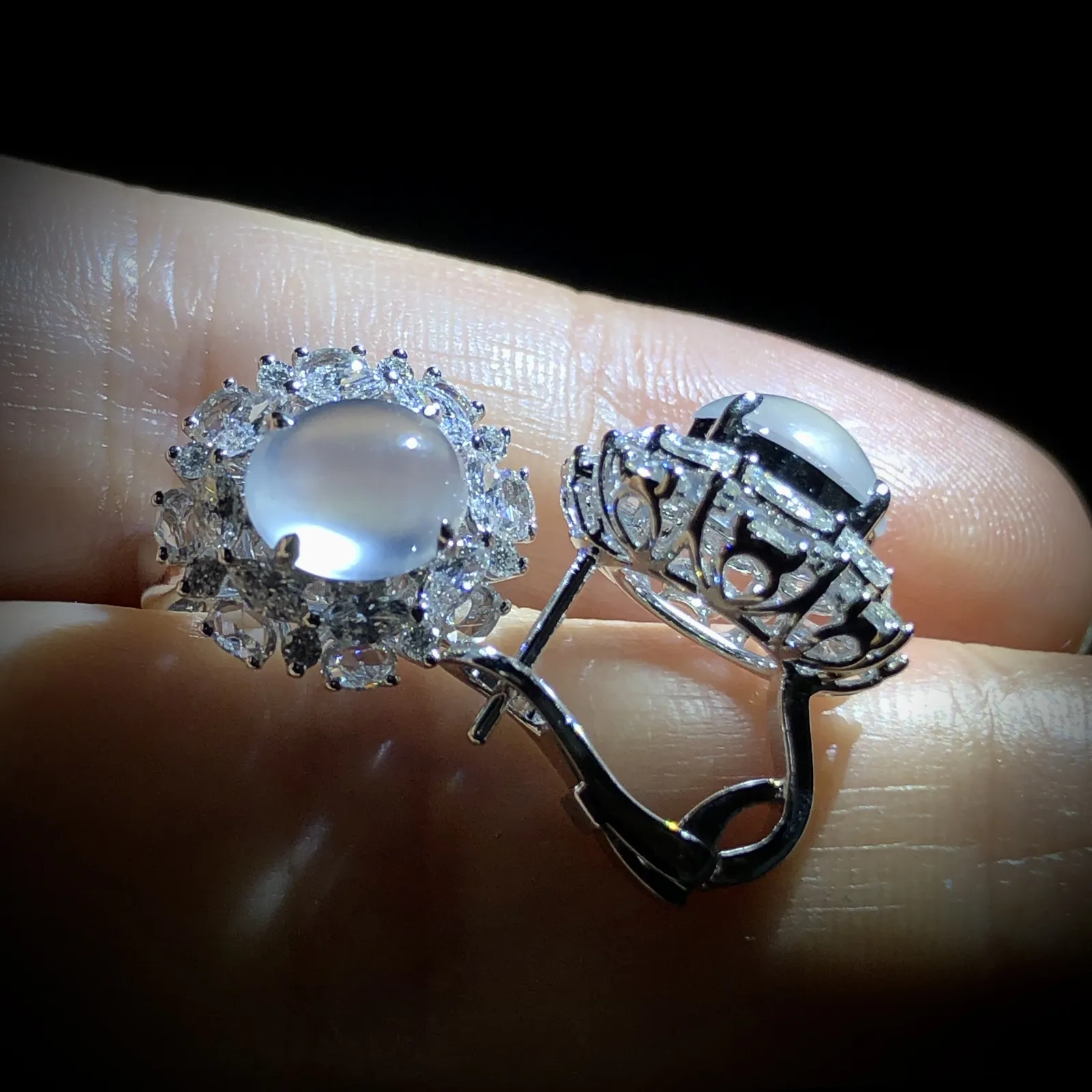 白冰蛋面耳拍，裸石8.2-6.8-4.5mm，
18K金，南非钻，