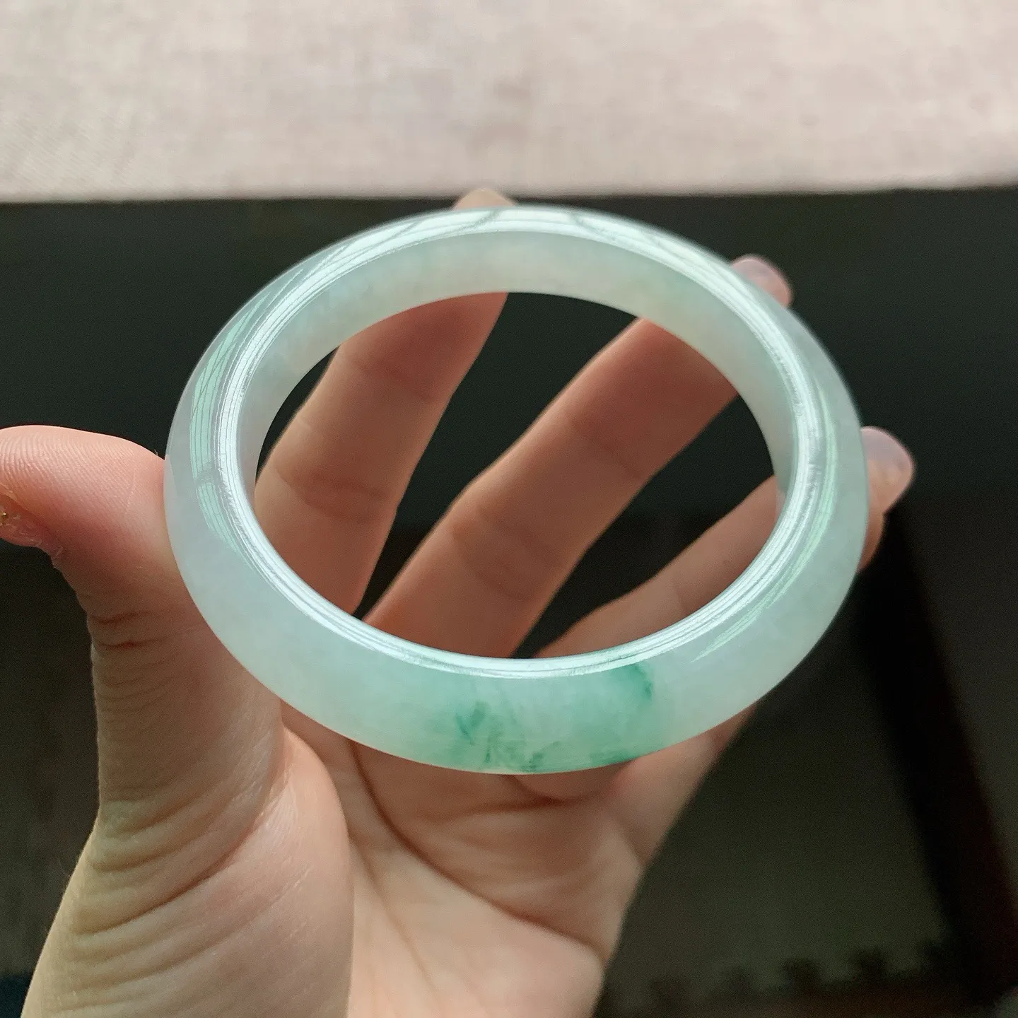 55-56圈口。自然光实拍，老坑冰胶飘花正圈翡翠手镯，尺寸:56-9-8.5mm，无纹裂，重量45.76g