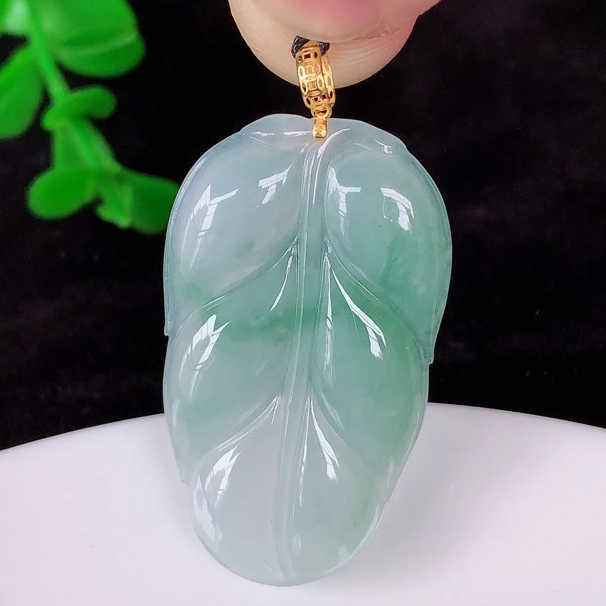 自然光实拍，18K金镶嵌冰胶翡翠叶子吊坠 ，种水足，色泽清新，工艺精湛，叶子寓意美好  金枝玉叶 事业有成。#085.1整体38*19.5*3.2mm