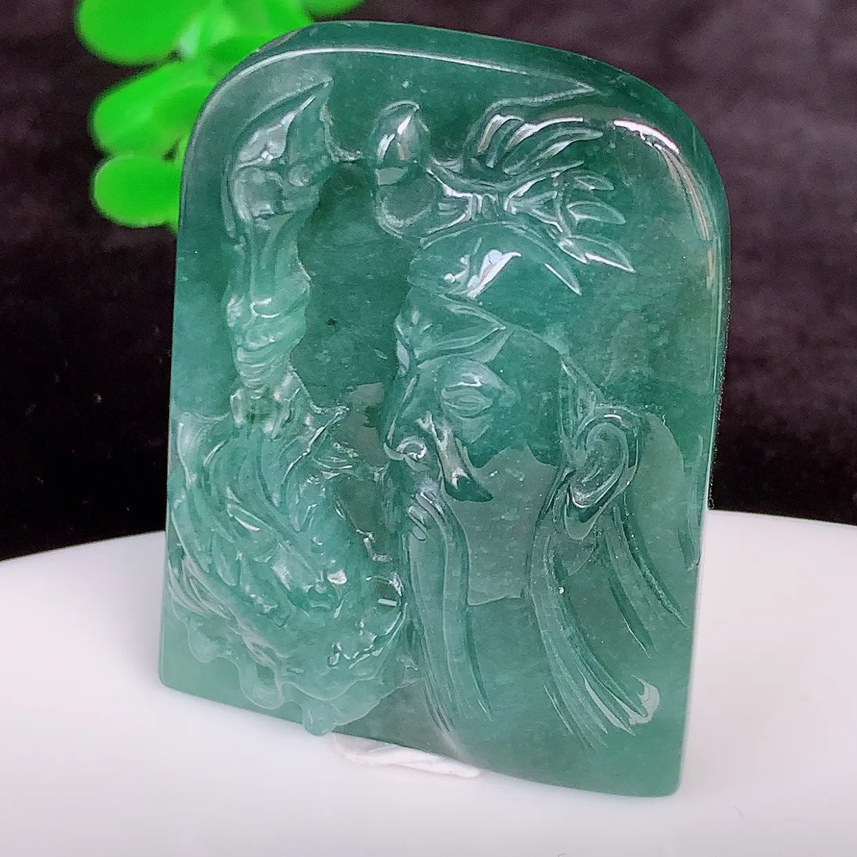 自然光实拍 冰润满色祥龙关公翡翠吊坠，种好起光，玉质细腻，招财纳福，时‮大尚‬方，款式新莹，佩戴优雅高贵！#338.4尺寸45*32*8mm