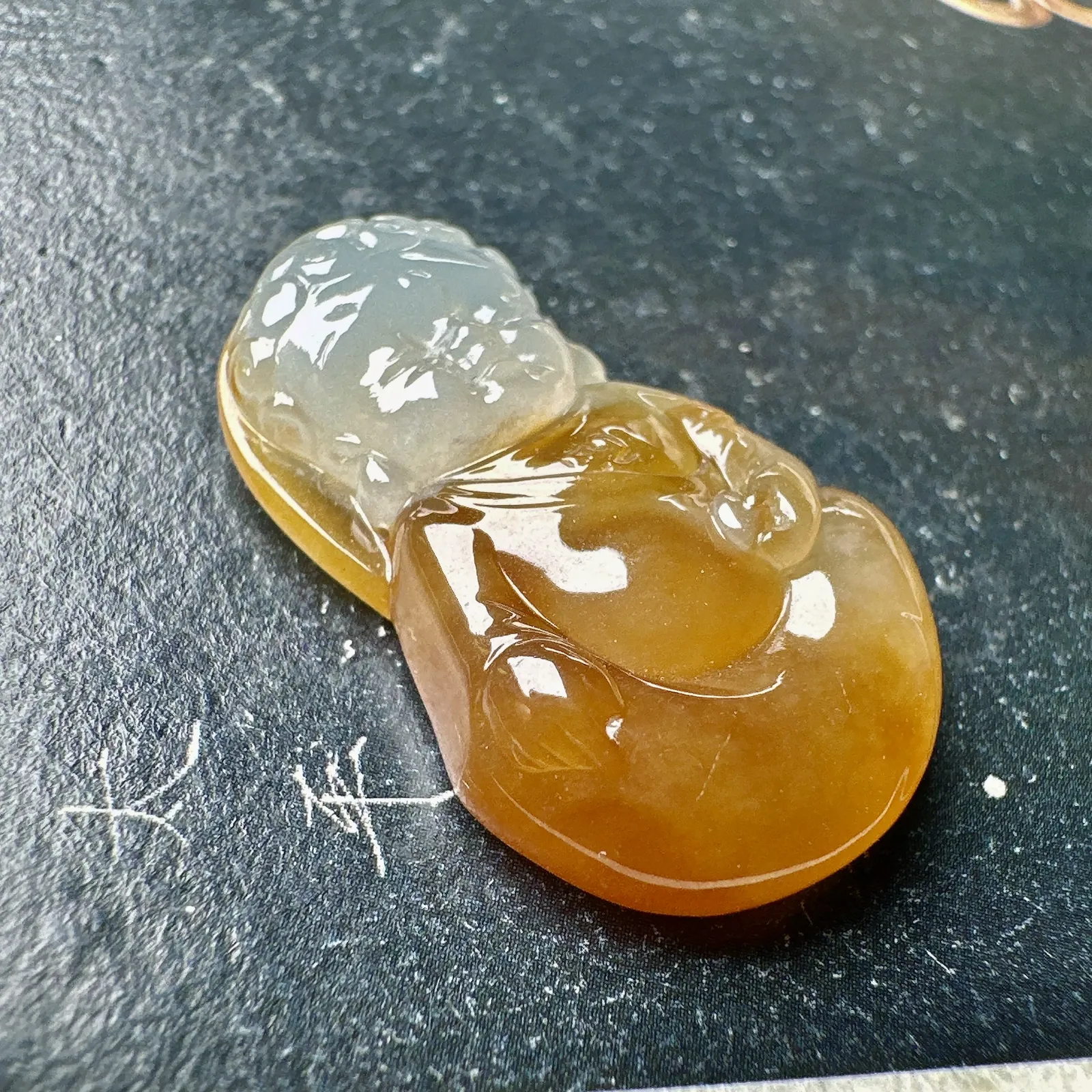 【冰种黄翡宝宝佛】可爱雕刻，质地细腻，胶感非常强烈，光感上佳，冰感明显。均匀纯净，清爽至极