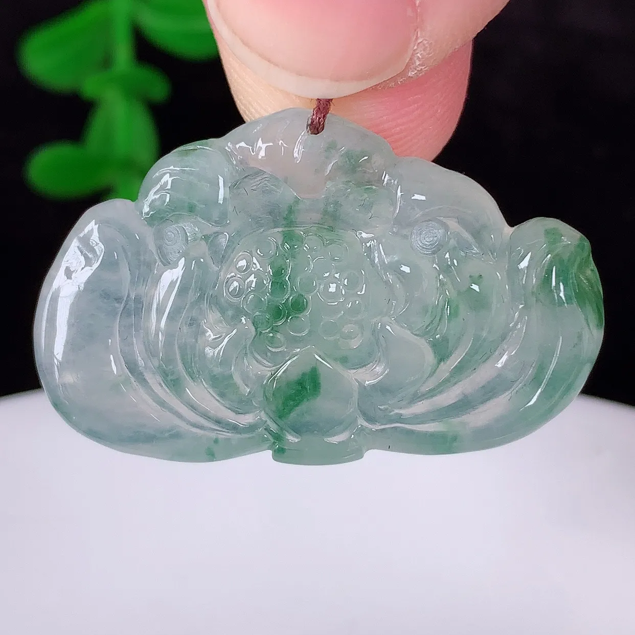 自然光实拍 冰种飘花花开富贵荷花翡翠玉坠，财源广进，自然隐逸、荷本是素不着尘之物，有和美之寓意。#088.4尺寸30.5*19*5