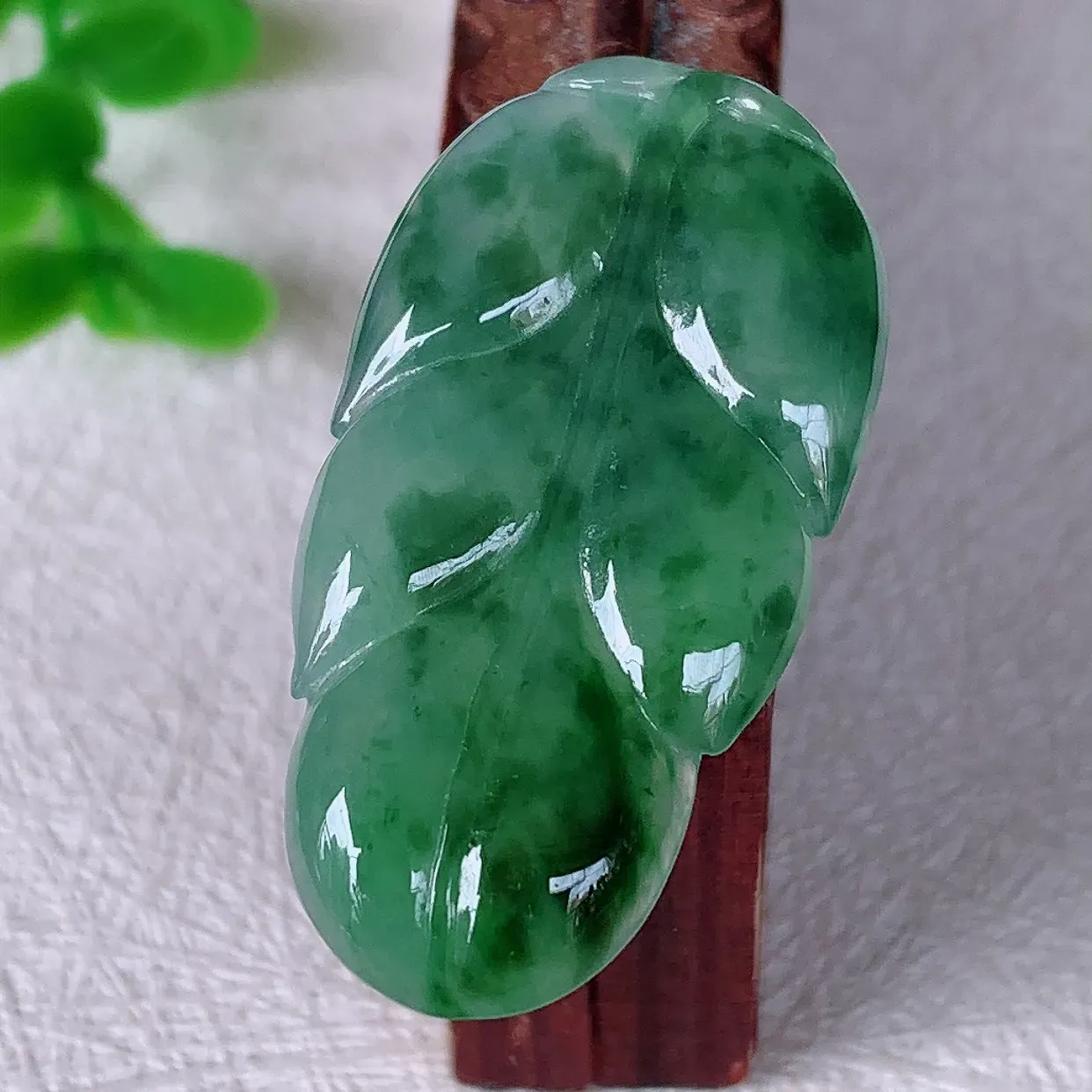 自然光实拍，冰润飘花事业有成叶子翡翠吊坠 莹润且起胶，叶子清秀优雅 佩戴大业有成！#070.2尺寸35*18*4mm