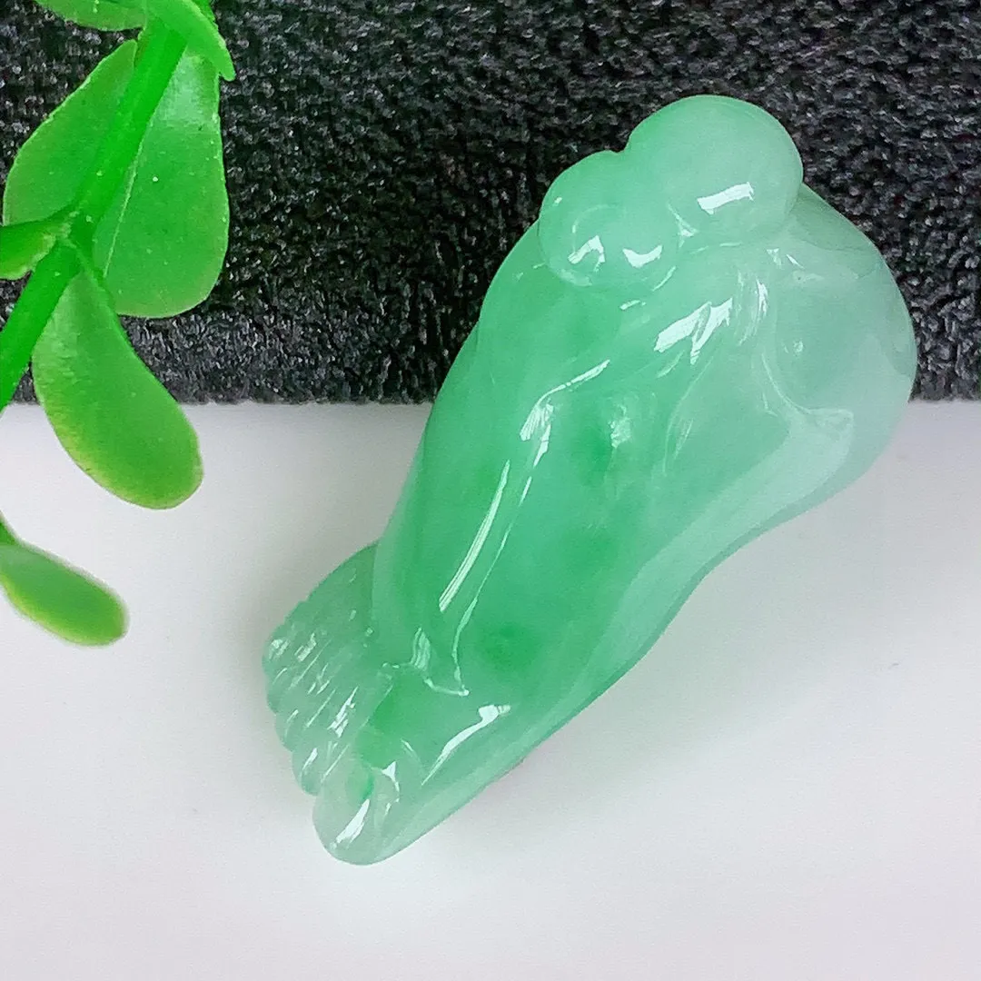 自然光实拍 冰润飘绿知足常乐翡翠吊坠，冰润精美 玉质细腻 工艺精湛  佩戴精美！#050.3尺寸26*9.5*15mm