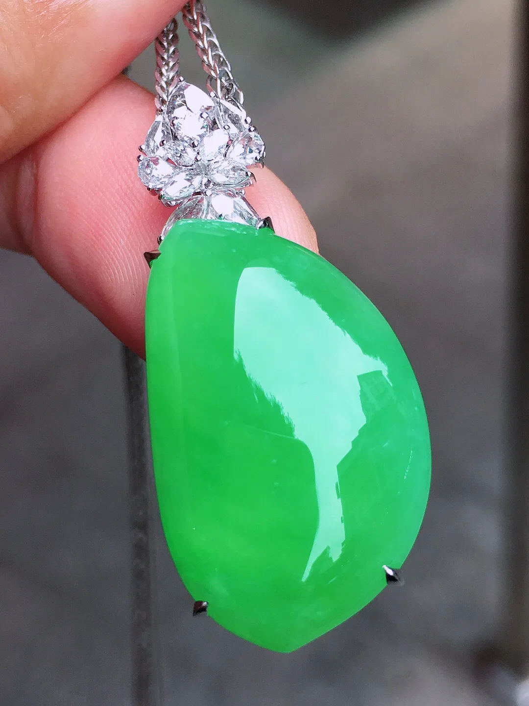 阳绿福瓜吊坠，色泽均匀艳丽，玉质细腻，荧光感超
强，饱满水润，气质满满。18k
金豪华镶嵌