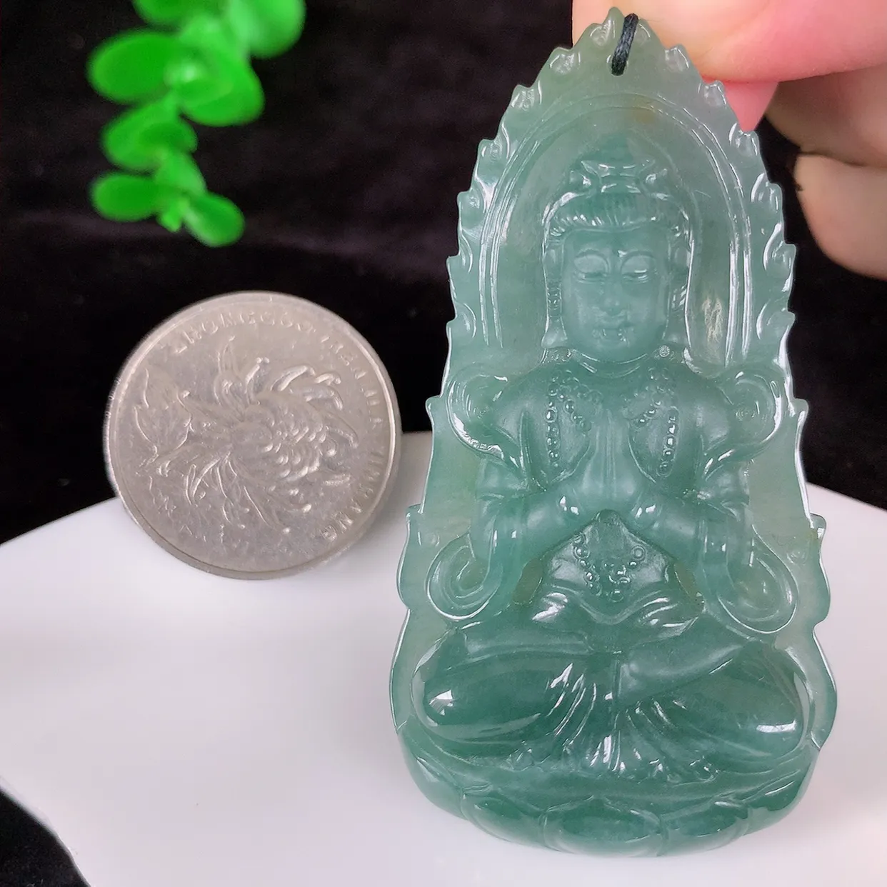 自然光实拍 大件冰糯种满色观音吊坠，赐福翡翠观音，冰透 观音 面相慈祥 雕琢细致， 佩戴气质！#379.2尺寸60-33-8.8mm