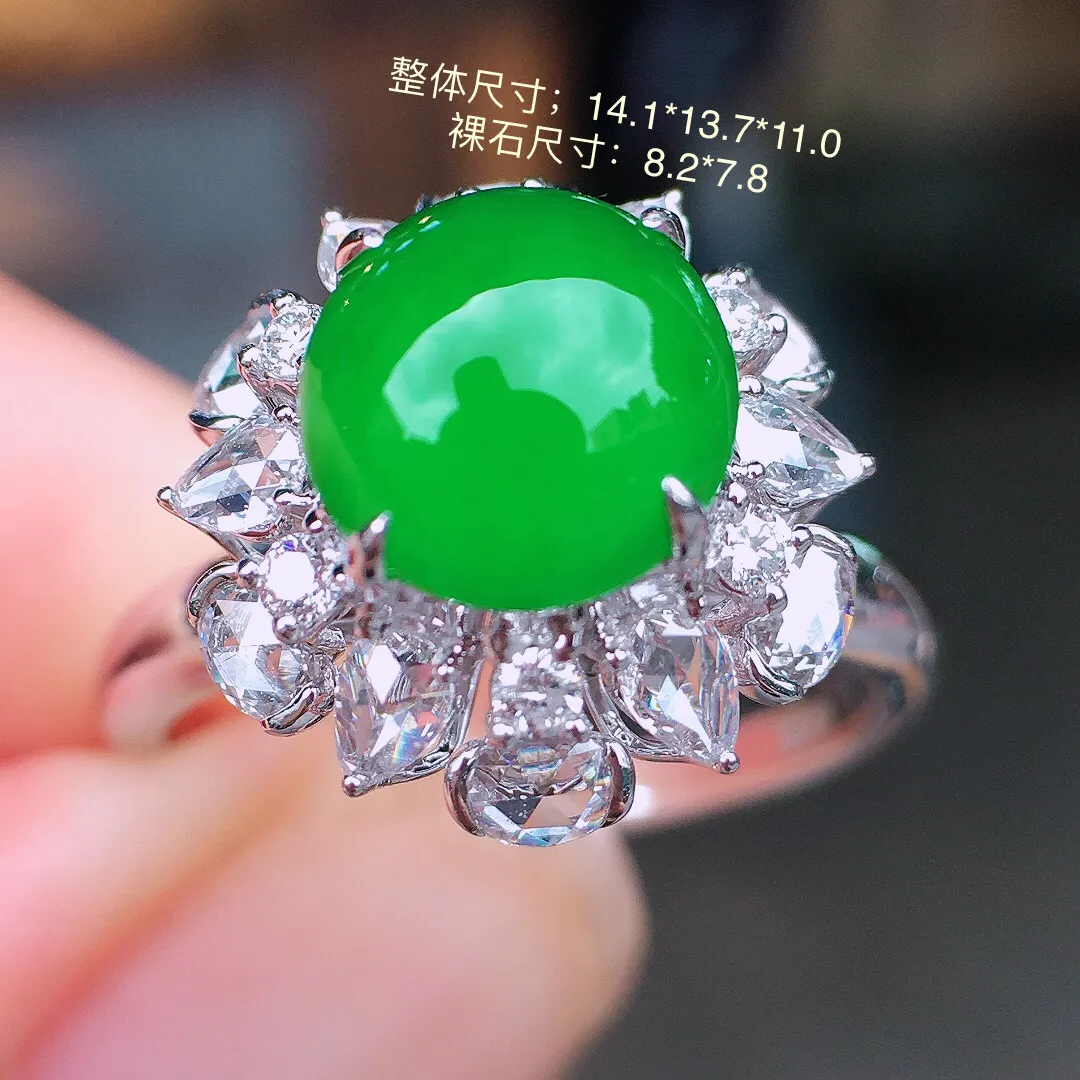 阳绿蛋面戒指，色泽均匀艳丽，玉质细腻，荧光感超
强，饱满水润，气质满满。18k
金豪华镶嵌