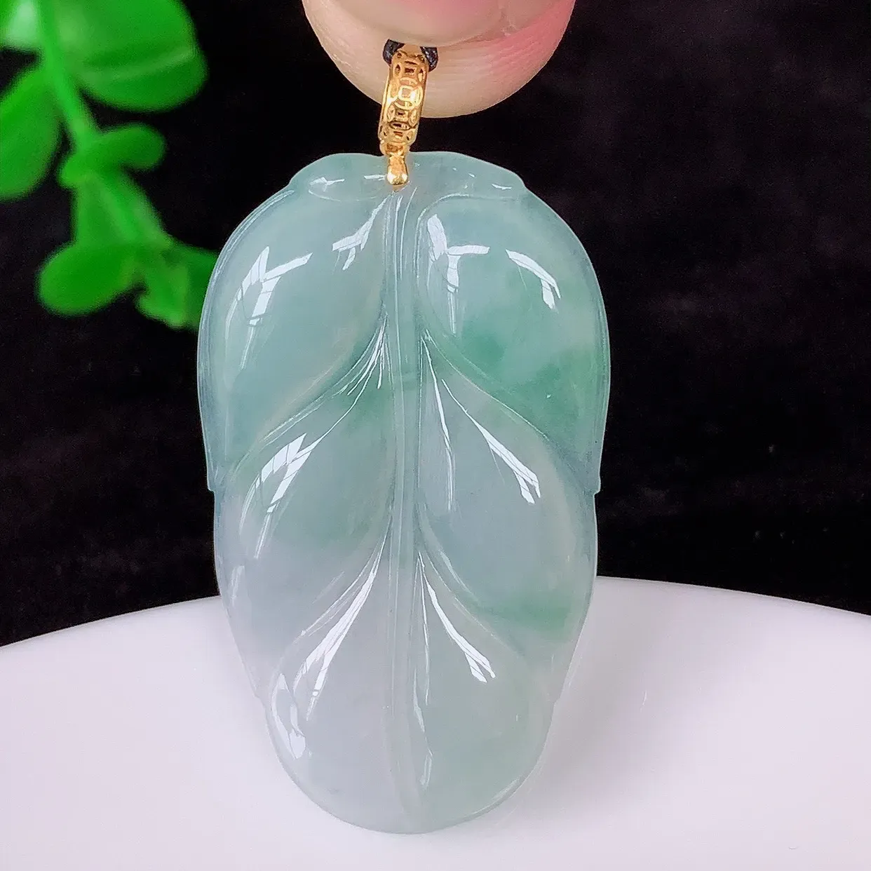 自然光实拍，18K金镶嵌冰飘花叶子翡翠吊坠，种水足，色泽清新，工艺精湛，寓意美好 金枝玉叶 事业有成。#012.2整体38.5*20*3.9mm