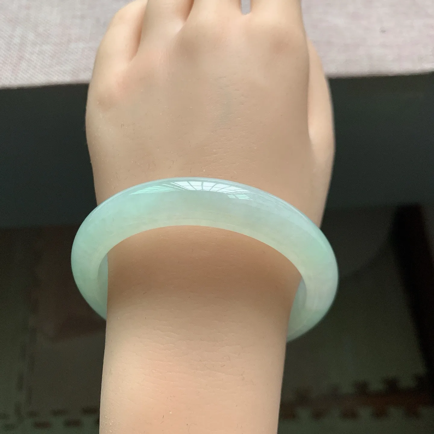 56-57圈口。自然光实拍，老坑冰润晴绿正圈翡翠手镯，尺寸:56.5-12.8-8.2mm，无纹裂，重量56.70g