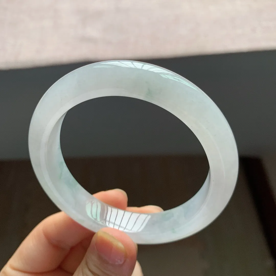 56-57圈口，自然光实拍，老坑冰飘花正圈翡翠手镯，尺寸:56.8-12-8.8mm，重量62.15g，无纹裂
