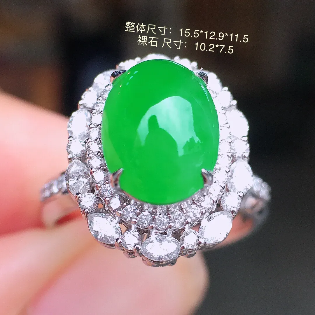 阳绿蛋面戒指，色泽均匀艳丽，玉质细腻，荧光感超
强，饱满水润，气质满满。18k
金豪华镶嵌
