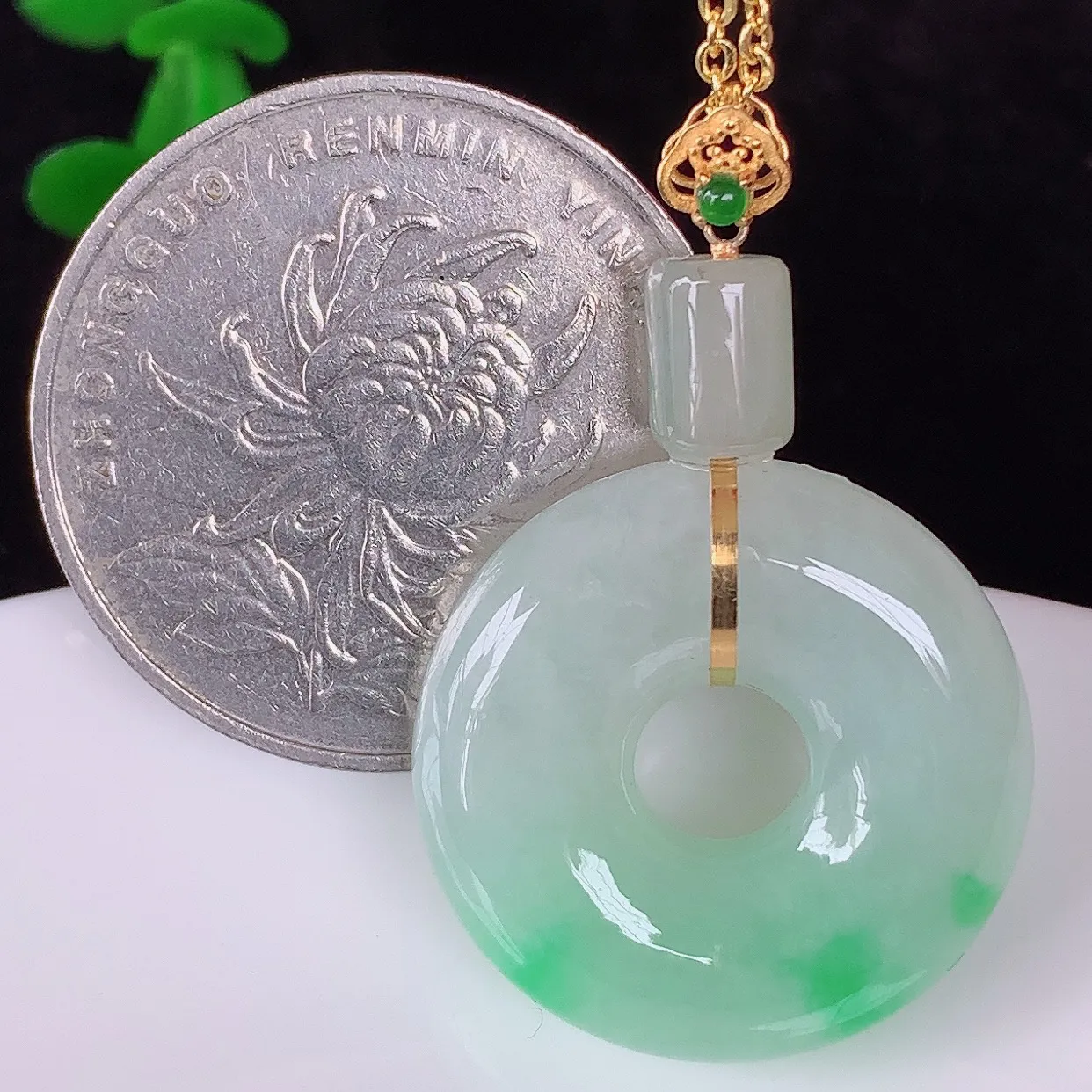 自然光实拍，18K金镶嵌水润冰糯种飘绿翡翠平安扣吊坠，翡翠平安扣，冰润光泽 寓意平平安安， 平安扣佩戴时尚漂亮！#083.4整体33.5*21.5*5.8裸石21.8*21.8