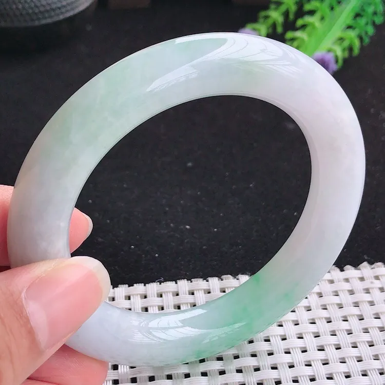 自然光56.5圈口老坑精美温润飘绿圆条手镯翡翠玉镯尺寸56.5/12/11.8