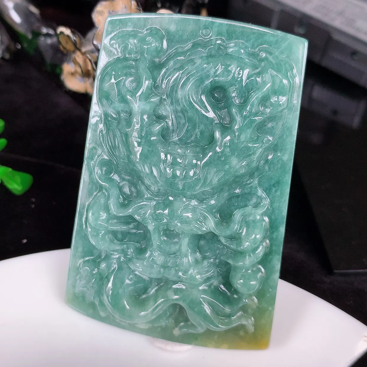 自然光实拍 满色精雕龙牌吊坠，龙行天下，雕工立体精湛 翡翠龙牌 种老水足 配戴霸气时尚，值得收藏!#045.3尺寸66*43.5*9.5mm